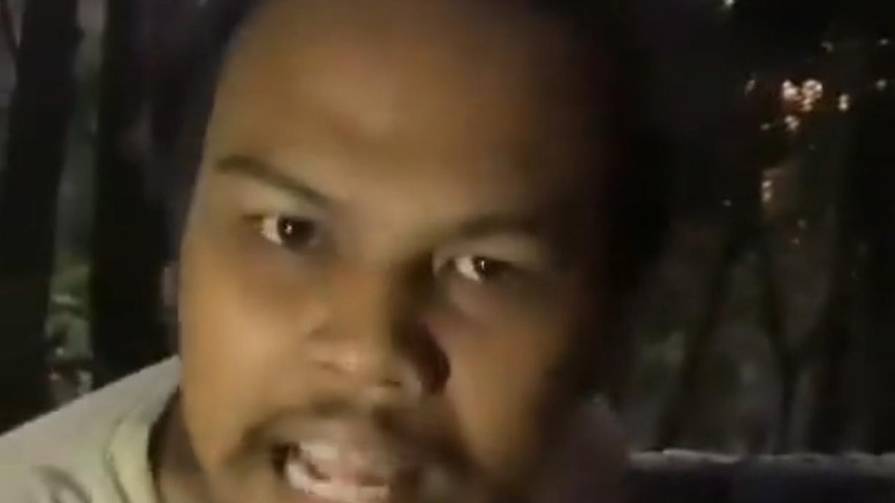 Video Teyeng Wakatobi yang berbahasa jawa turut berkomentar di depan mobil Sigra yang sudah terbakar akibat insiden pengeroyokan. (Tangkapan layar)