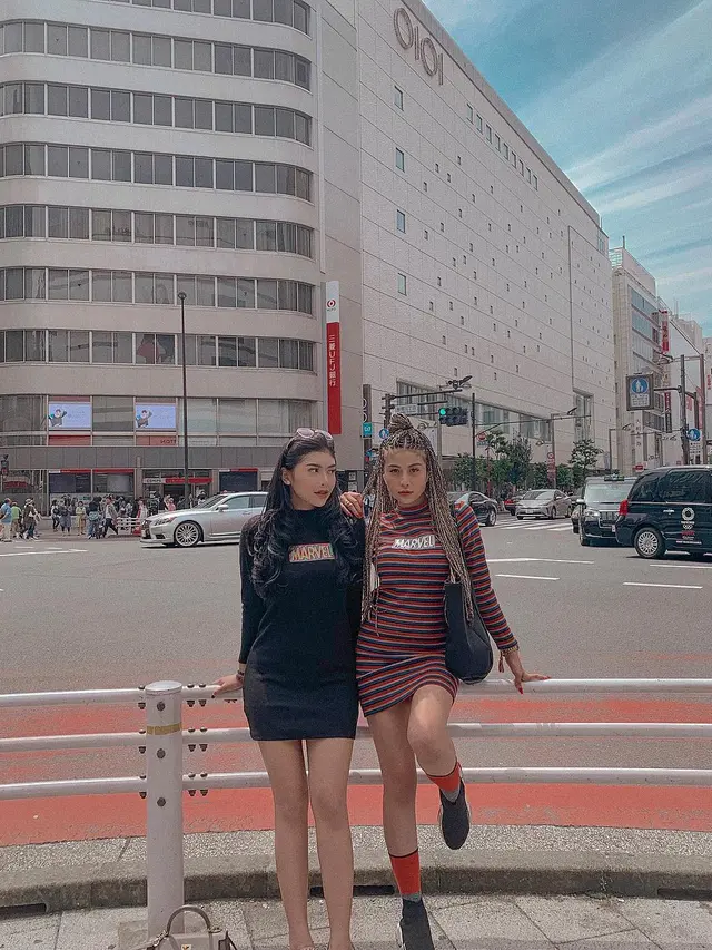 7 Potret Kedekatan Rica Andriani dan Awkarin, Sering Hangout Bareng