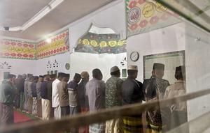Penyintas korban banjir Aceh salat tarawih perdana di surau. (Antara)