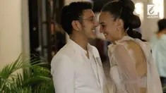 Meski baru menikah dan belum berbulan madu, Nadine Chandrawinata terpaksa meninggalkan sang suami, Dimas Anggara. Apa ya alasannya?