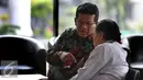Kepala Kejaksaan Tinggi (Kajati) Sumatera Barat Widodo Supriadi berbincang dengan kenalannya saat menunggu untuk diperiksa di Gedung KPK, Jakarta, Rabu (2/11).  (Liputan6.com/Johan Tallo)