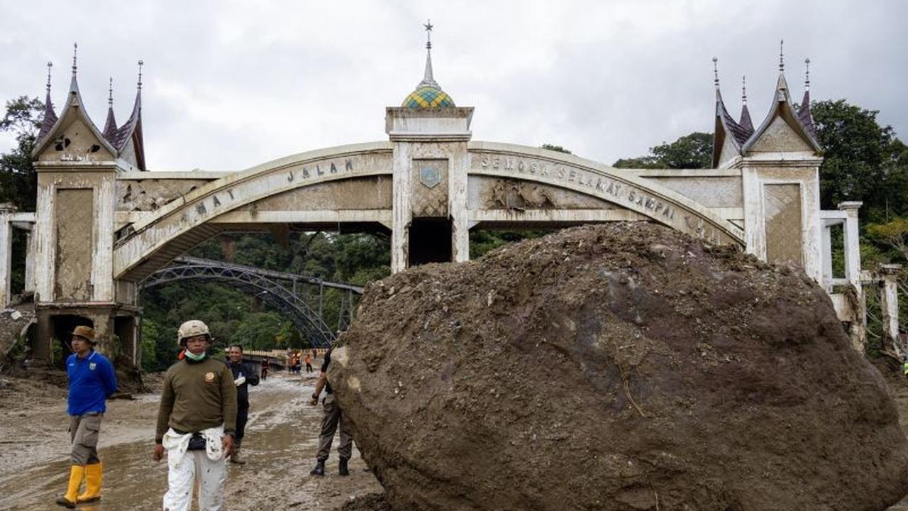 Enam Titik Jalan Terban Padang Panjang Akibat Banjir Bandang, Jalur Utama Lumpuh Total