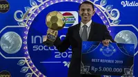 Wasit Yadi Nur Cahya menerima penghargaan sebagai wasit terbaik pada Indonesian Soccer Awards 2019 di Studio Indosiar, Jakarta, Jumat (10/12). Acara ini diadakan oleh Indosiar bersama APPI. (Bola.com/Vitalis Yogi Trisna)