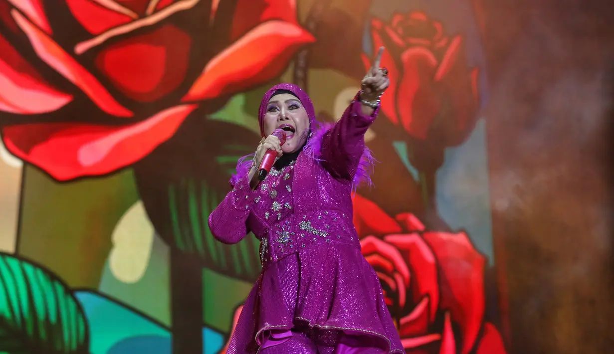Elvy membuka penampilannya dengan menyanyikan 'Pesta Panen' yang disambut teriakan meriah penonton. [Foto: Adrian Putra/Fimela]