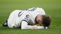 Pemain Tottenham Hotspur, James Maddison, terkapar di lapangan saat menghadapi Chelsea pada lanjutan Premier League di Tottenham Hotspur Stadium, London, Selasa (7/11/2023) dini hari WIB. (AP Photo/David Cliff)