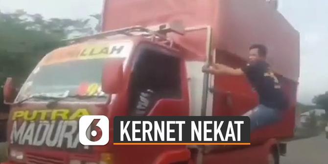 VIDEO: Aksi Nekat Kernet Bergelantung di Samping Truk Berjalan