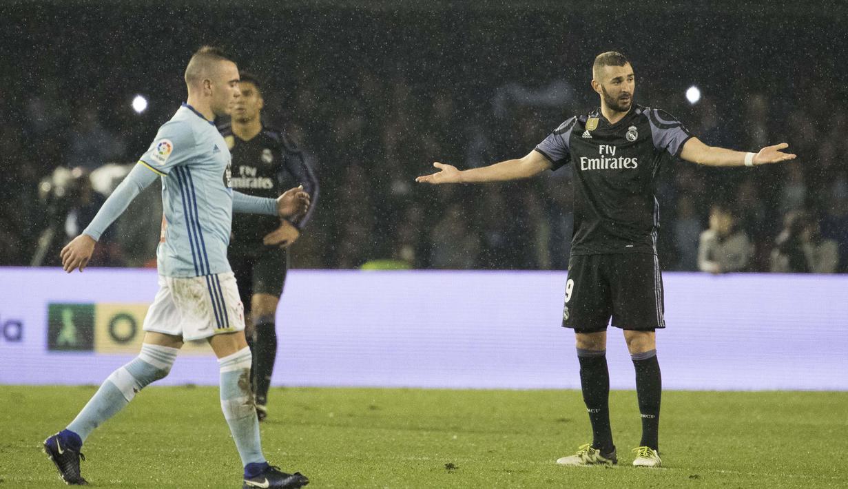 Pemain Real Madrid, Karim Benzema (kanan) memprotes wasit saat timnya melawan Celta Vigo pada leg kedua perempat final Copa Del Rey 2017 di Balaidos stadium, Vigo, Spain, Rabu (25/1/2017). Madrid bermain imbang 2-2. (AP/Lalo R. Villar)