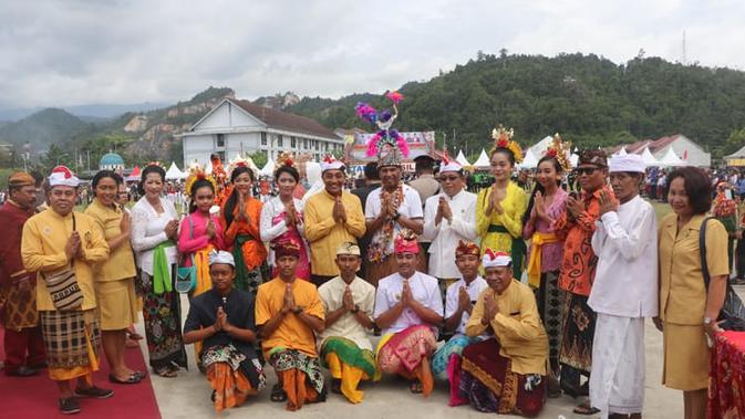 HUT Kota Jayapura ke 110 dimeriahkan dengan berbagai pakaian adat nusantara. (Liputan6.com/Katharina Janur/Humas Kota Jayapura)