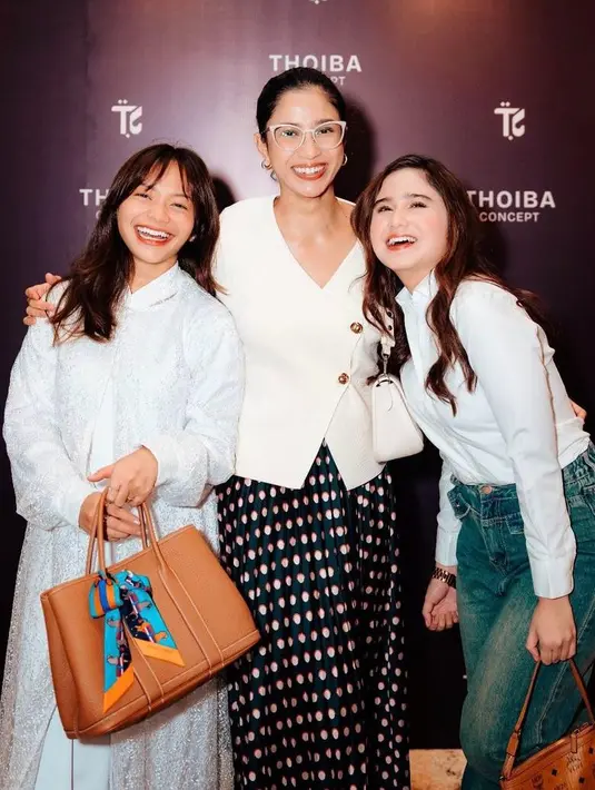 Terlihat juga Amel Carla yang tampil menawan dibalut gamis warna putih dan handbag warna cokelat. Di sampingnya, ada Tissa Biani dengan pakaian kasualnya berupa blus putih dan celana jeans. [@snap.nuel/@rezartemeviaofficial/@ochiipramita]