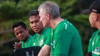 Pelatih kepala Timnas Indonesia U-17, Bima Sakti (tengah kiri) berbincang dengan konsultan pelatih Timnas Indonesia U-17, Frank Wormuth saat seleksi Timnas Indonesia U-17 di Lapangan A, Kompleks Stadion Utama Gelora Bung Karno (SUGBK), Senayan, Jakarta, Selasa (15/08/2023). (Bola.com/Bagaskara Lazuardi)