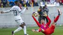 Kiper Italia, Guglielmo Vicario, menangkap bola saat melawan Ekuador pada laga uji coba internasional di Red Bull Arena di Harrison, New Jersey, pada Senin (25/3/2024). (AP Photo/Eduardo Munoz Alvarez)