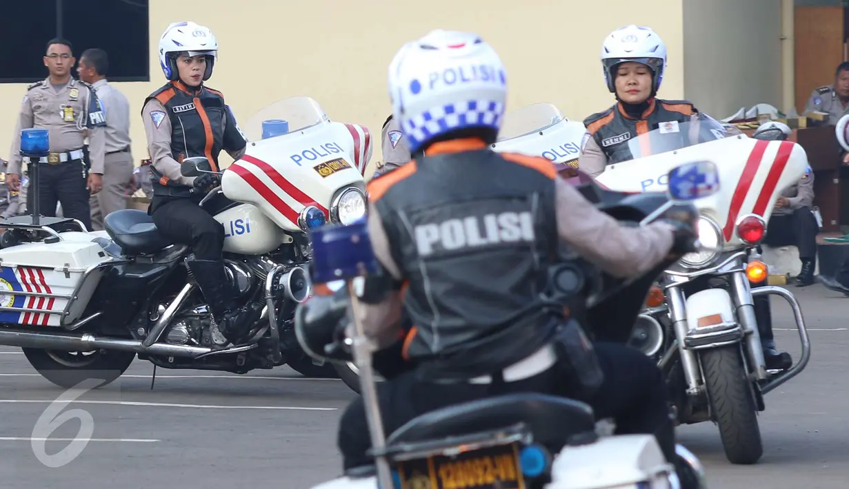 Para Polisi Wanita menggunakan motor gede saat mengelar Pasukan Operasi Patuh Jaya 2017 di Korlantas Polri, Jakarta, Selasa (9/5). Para Polwan menunjukkan safety Riding yang benar dan aman. (Liputan6.com/Helmi Afandi)
