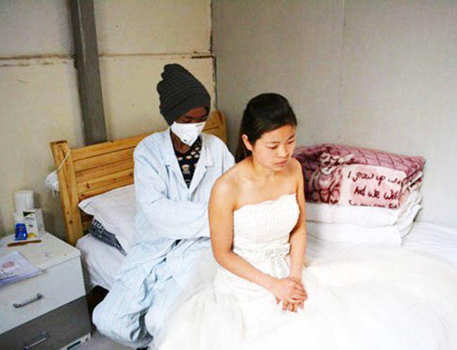 Sang kakak membantu adiknya mengenakan baju pengantin | foto: copyright chinadaily.com.cn