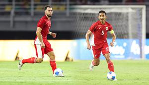 Pemain Timnas Indonesia, Jordi Amat dan Rizky Ridho dalam laga FIFA Matchday melawan Chinese Taipei di Stadion Gelora Bung Tomo (GBT), Surabaya, Jumat (05/08/2025). (Bola.com/Abdul Aziz)