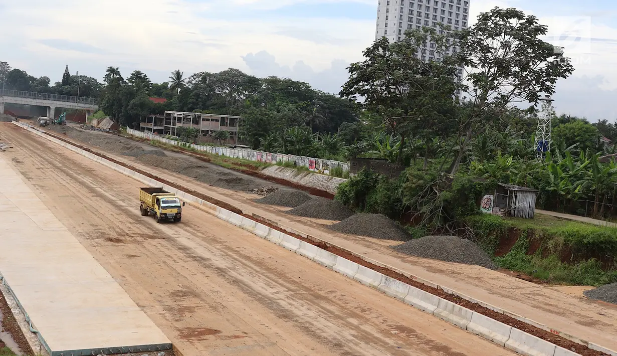 Suasana pengerjaan Jalan Tol Cijago di kawasan Depok, Jawa Barat, Senin (19/2). Pemerintah menargetkan ada 615 Km panjang tol yang beroperasi sepanjang tahun ini. (Liputan6.com/Immanuel Antonius)