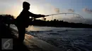Warga memancing di tepian Pantai Teluk Penyu Kabupaten Cilacap, Jawa Tengah,Jumat (29/7). Pantai Teluk Penyu terletak di kecamatan Cilacap Selatan dengan jarak 2 km dari pusat kota. (Liputan6.com/Helmi Afandi)