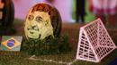 Wajah pemain sepak bola Brasil, Neymar terukir pada buah semangka di Shenyang, Provinsi Liaoning, China, Selas (10/7). (AFP)