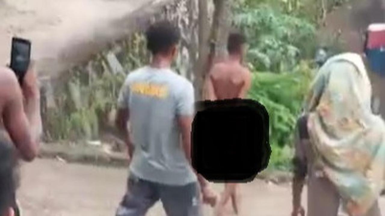 Sebelum Telanjangi & Diarak Keliling Kampung, Remaja NTT yang Mencuri Ditabrak Pakai Motor lalu Dipukuli Kayu