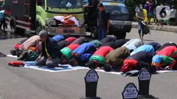 Sejumlah buruh menunaikan salat zuhur di sela aksi Hari Buruh Internasional atau May Day di Jakarta, Sabtu (1/5/2021). Sejumlah massa yang tergabung dalam serikat pekerja menggelar unjuk rasa di Hari Buruh ini. (Liputan6.com/Angga Yuniar)