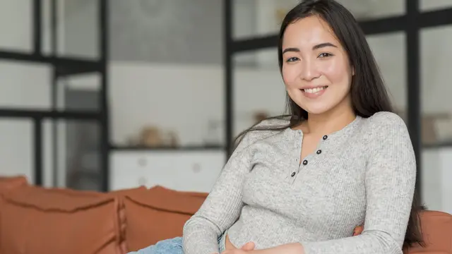 wanita juli baju abu