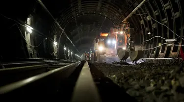 Suasana pembuatan terowongan dan jalur kereta api antara Stasiun Charles de Gaulle-Etoile dan Auber, Paris (28/7/2015). Charles de Gaulle-Etoile merupakan sebuah stasiun kereta api yang terletak di arrondissement VIII dan XVIIe. (AFP/KENZO TRIBOUILLARD)