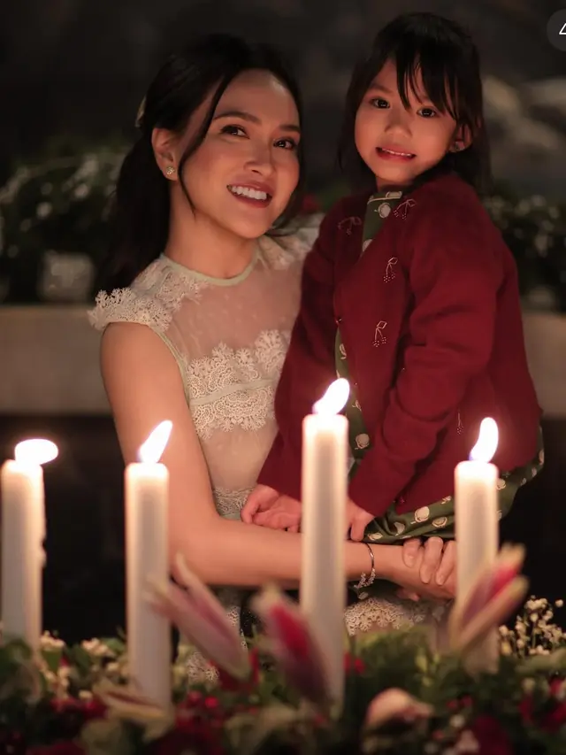 Shandy Aulia saat Ibadah Natal bersama putrinya. [@shandyaulia]