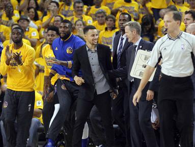Pemain dan Official Golden State Warriors merayakan kemenangan atas Houston Rockets pada babak pertama Playoffs NBA di Oracle Arena,  Oakland, Selasa (19/4/2016) WIB. (Cary Edmondson-USA TODAY Sports)