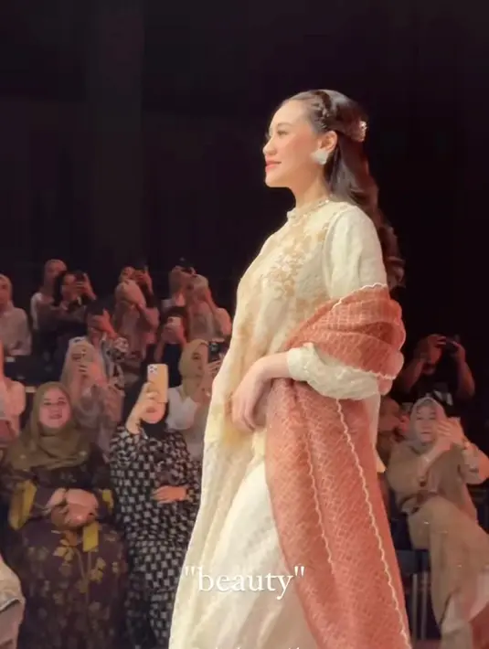 Untuk sentuhan lebih dramatis, ia memadukannya dengan selendang merah bata yang semakin memperkuat kesan anggun. [@thariqhalilintar/@ochiipramita].