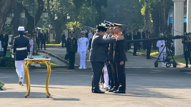 Presiden Prabowo Subianto melantik 2.000 perwira TNI dan Polri lulusan Angkatan Militer (Akmil) dan Akademi Kepolisian (Akpol) tahun 2025 hari ini, Rabu (23/7/2025), yang digelar di halaman Istana Merdeka Jakarta.