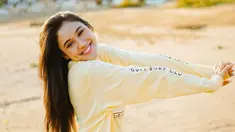 Yasmin Napper dikenal dengan senyuman manisnya. Tak sedikit yang memuji jika pesona bintang film Persahabatan Bagai Kepompong ini makin terpancar ketika sedang tersenyum. Lesung pipi membuat senyuman lawan main Giorgino Abraham ini semakin manis seperti gula. (Liputan6/IG/@yasminnapper)