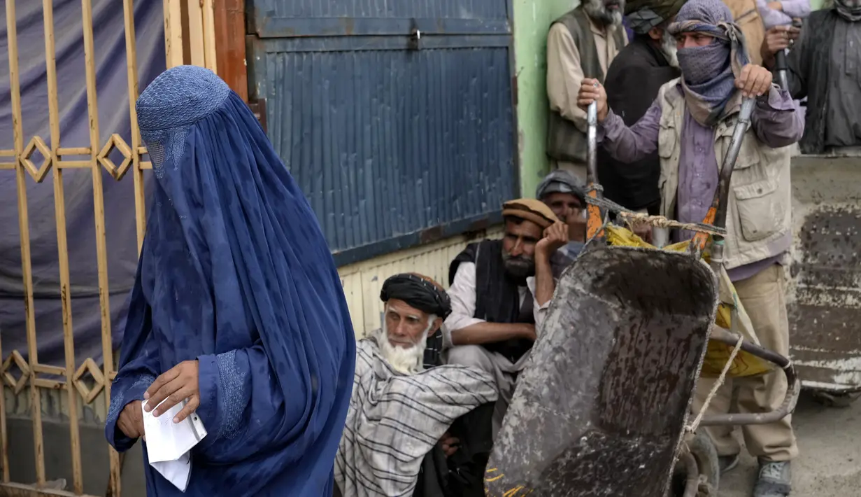 <p>Orrang-orang menunggu untuk menerima jatah makanan yang didistribusikan oleh kelompok bantuan kemanusiaan Korea Selatan, di Kabul, Afghanistan, Selasa (10/5/2022). Taliban pada Sabtu pekan lalu memerintahkan semua perempuan Afghanistan menutupi seluruh tubuhnya atau mengenakan burqa tradisional di depan umum. (AP Photo/Ebrahim Noroozi)</p>