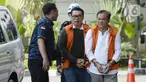 Dirut Perum Perindo, Risyanto Suanda (kiri) dan Ibnu Ghopur penyuap Bupati Sidoarjo Saiful Ilah (kanan) tiba di Gedung KPK, Jakarta, Kamis (16/1/2020). Risyanto diperiksa terkait kasus dugaan suap kuota impor ikan tahun 2019 di Perum Perindo. (merdeka.com/Dwi Narwoko)