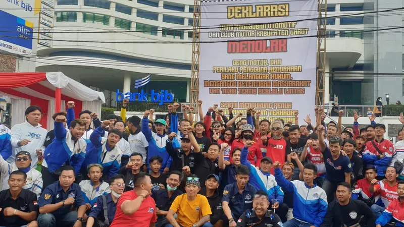 Kelompok kendaraan bermotor di Garut menyatakan deklarasi anti geng motor di hari terakhir operasi Libas Lodaya di Alun-alun Jalan A. Yani 'Pengkolan' Garut. (Liputan6.com/Jayadi Supriadin)