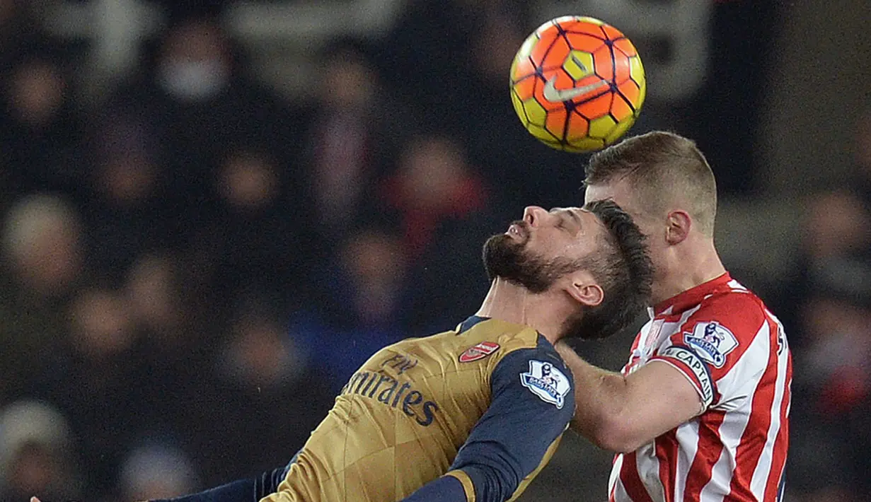 Pemain Stoke City, Ryan Shawcross (kanan) berduel dengan pemain Arsenal, Olivier Giroud (kiri) dpada lanjutan liga Premier Inggris di Stadion Britannia, Stoke-on-Trent, Minggu (17/1/2016). (AFP Photo/Oli Scarff)