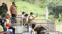 Ketua Satgas COVID-19 Ganip Warsito meninjau dan menyaksikan pertandingan PON XX Papua di Stadion Mandala, Jayapura pada Jumat, 1 Oktober 2021. (Dok BNPB)