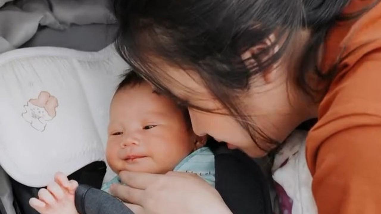 Super Cute, 6 Potret Menggemaskan Putri Gritte Agatha dan Arif Hidayat di Usia 1 Bulan