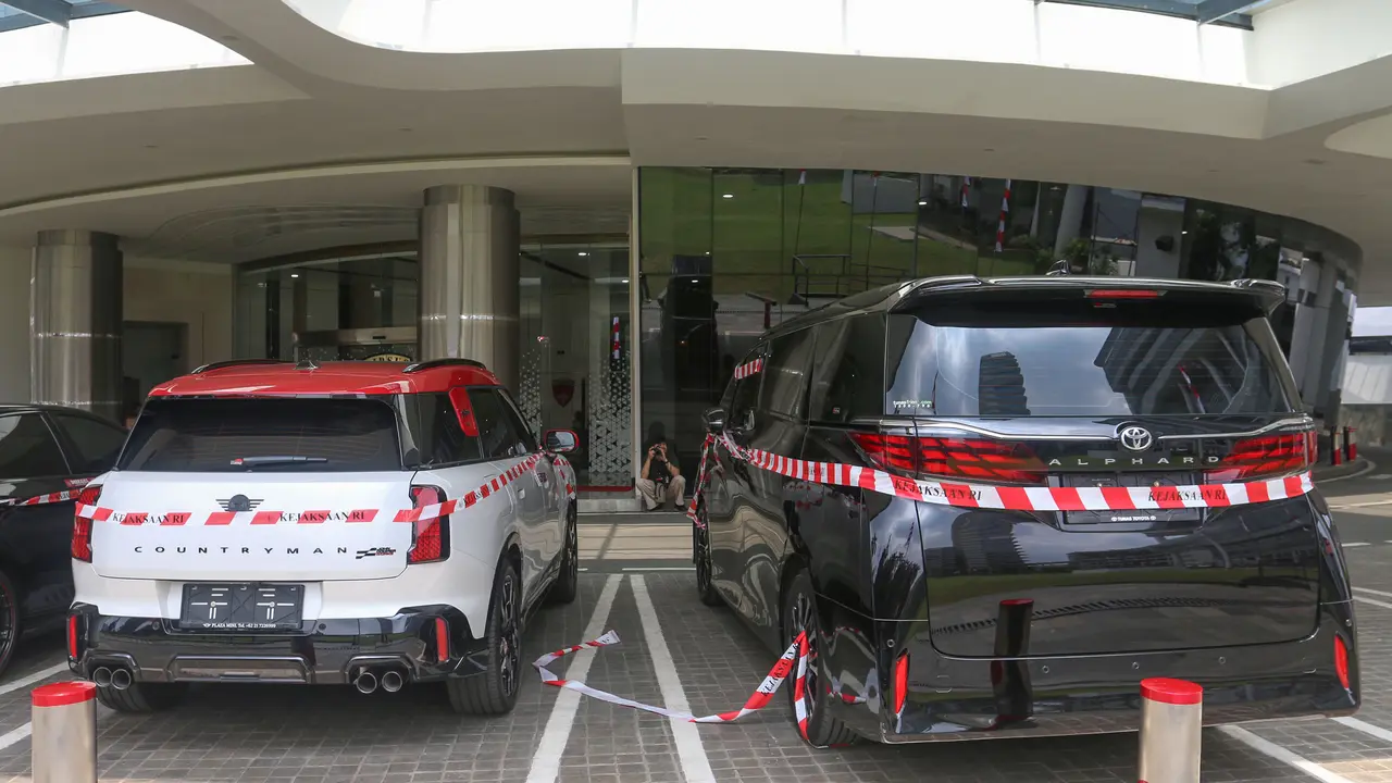 Penampakan Lima Mobil Mewah Riza Chalid yang Disita Penyidik Kejaksaan Agung