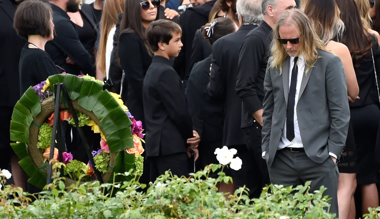 Jerry Cantrell menghadiri upacara pemakaman Chris Cornell di Hollywood Forever Cemetery di Los Angeles, AS (26/5). (Photo by Chris Pizzello/Invision/AP)