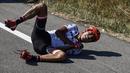 Pebalap asal Kolombia, Jarlinson Pantano terjatuh pada etape ke-16  Tour de France dengan jarak 165 km dari Le Puy-en-Velay dan Romans-sur-Isere, (18/7/2017).  (AFP/Jeff Pachoud)