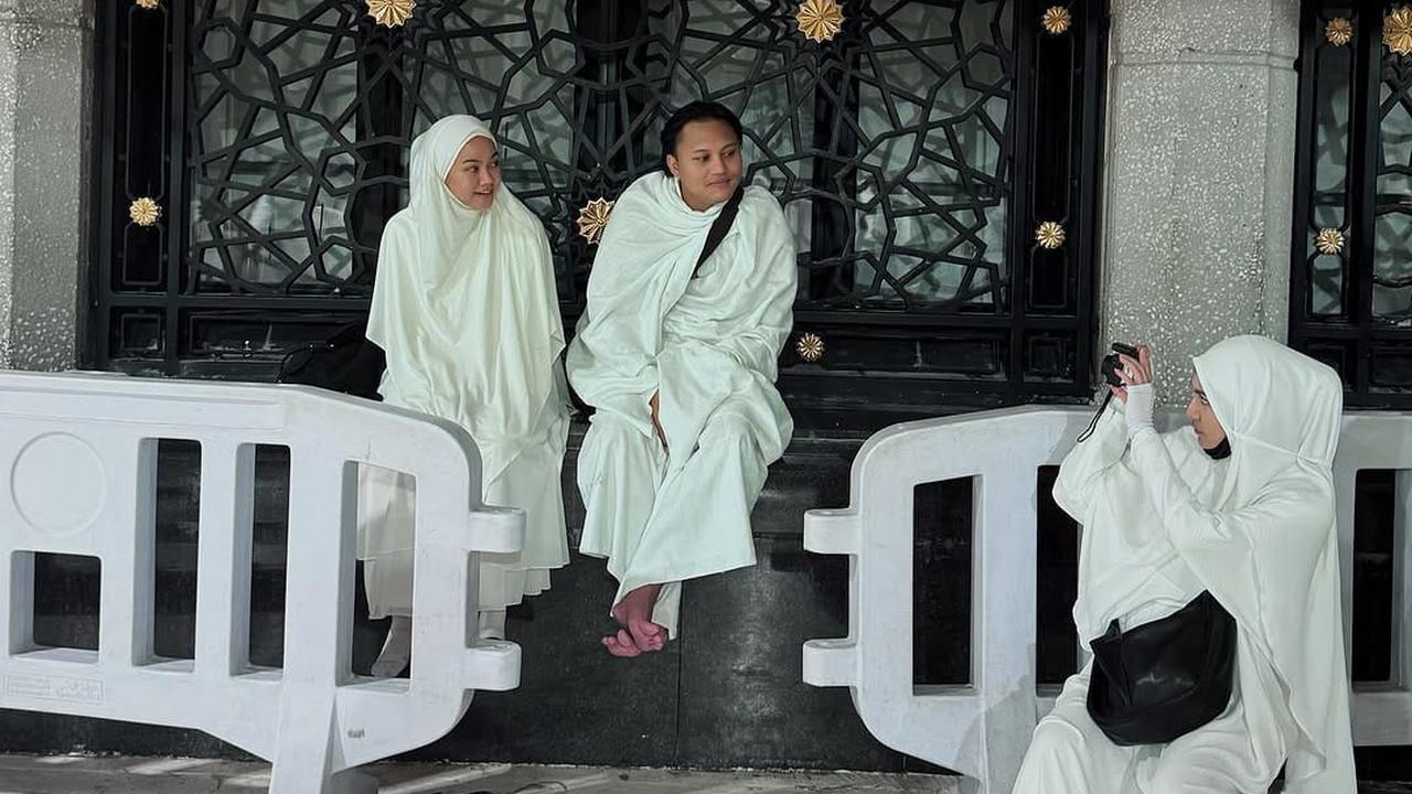 Potret Yura Yunita Tampil Berhijab saat Umrah Bareng Suami dan Sahabat