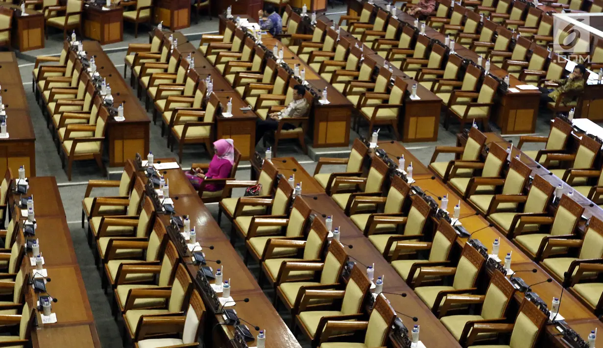 Anggota DPR menghadiri sidang paripurna ke-9 Masa Persidangan I 2019-2020 di Kompleks Parlemen, Senayan, Selasa (17/9/2019). Rapat Paripurna tesebut membahas berbagai agenda dengan salah satunya mengesahkan revisi UU Nomor 30 Tahun 2002 Tentang KPK menjadi UU. (Liputan6.com/Johan Tallo)