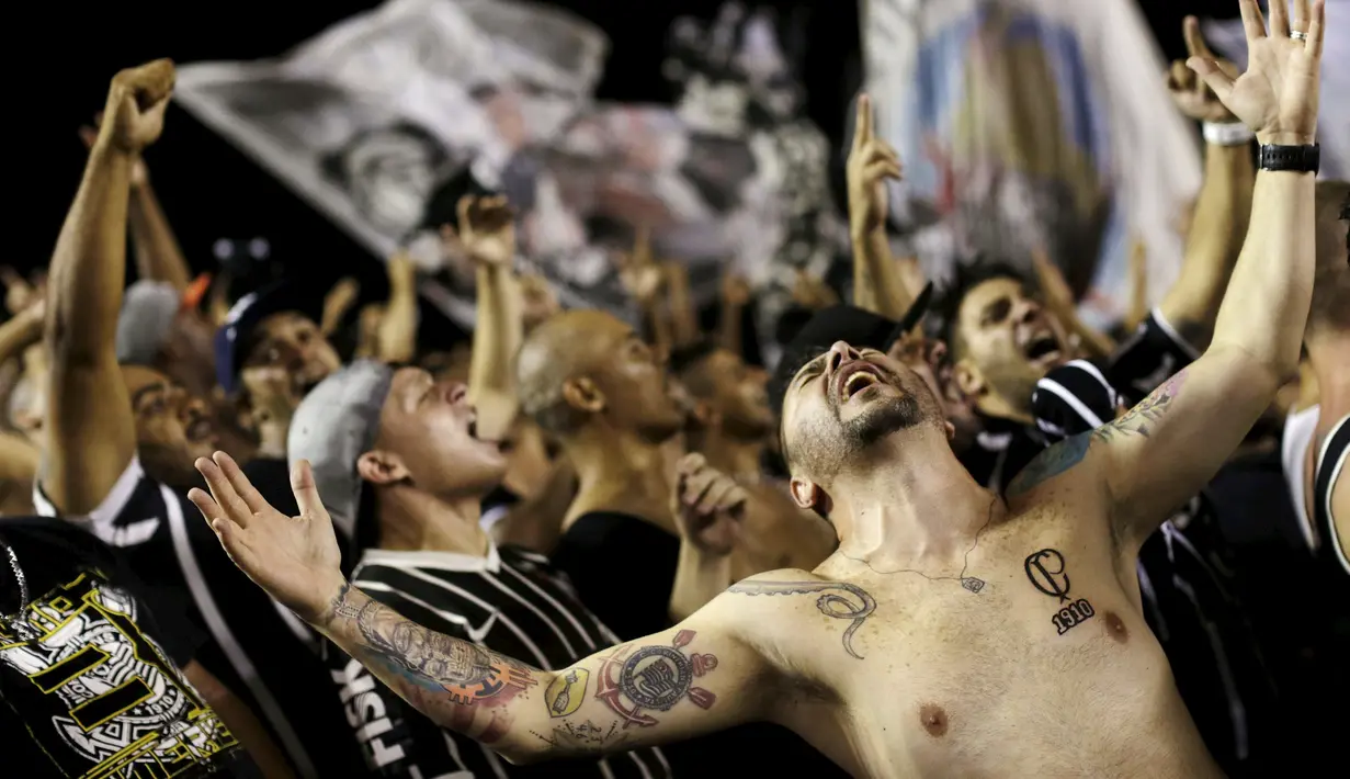 Suporter Corinthians merayakan gelar juara Brazil Serie A setelah pertandingan melawan Vasco, di Rio de Janeiro, (19/11/2015). (Reuters/Ueslei Marcelino)