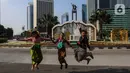 Aktivitas-aktivitas ini mustahil dilakukan pada hari-hari biasa di Jakarta. Misalnya, bersolek di tengah jalan, kamping, sampai tidur-tiduran saat difoto. (Liputan6.com/Johan Tallo)