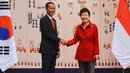 Presiden RI, Joko Widodo berjabat tangan dengan Selatan Park Geun-hye di Blue House, Korea Selatan (16/5). Jokowi dan Presiden Park melakukan pertemuan bilateral, termasuk untuk membahas 7 nota kesepahaman. (AFP PHOTO/KIM HONG-JI)