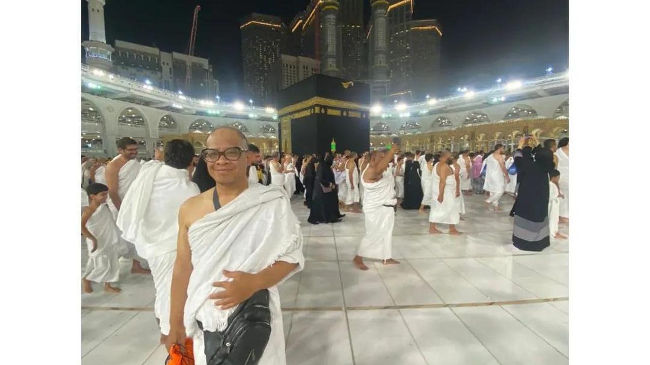 Trisno mengucap syukur rangkaian ibadah umrah berjalan lancar. Tampak Trisno mengabadikan momen dengan latar Ka'bah.&nbsp;