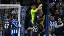 Gol sempat diprotes para pemain Brighton and Hove Albion. Mereka menilai sebelum terjadinya gol, Robert Sanchez mendapatkan gangguan dari Gabriel Jesus. Wasit tetap mensahkan gol usai memeriksa rekaman VAR. (AFP/Glyn Kirk)