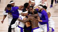 Para pebasket Los Angeles Lakers merayakan gelar juara usai menaklukkan Miami Heat Pada gim keenam final NBA di  AdvenHealth Arena, Senin (12/10/2020). Lakers menang dengan skor 106-93. (AP Photo/John Raoux)