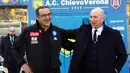 Pelatih Napoli,  Maurizio Sarri (kiri) memberikan salam kepada pelatih Chievo, Rolando Maran (kanan) pada lanjutan Serie A di Bentegodi stadium, Verona, (19/2/2017).  Napoli menang 3-1. (EPA/Filippo Venezia)