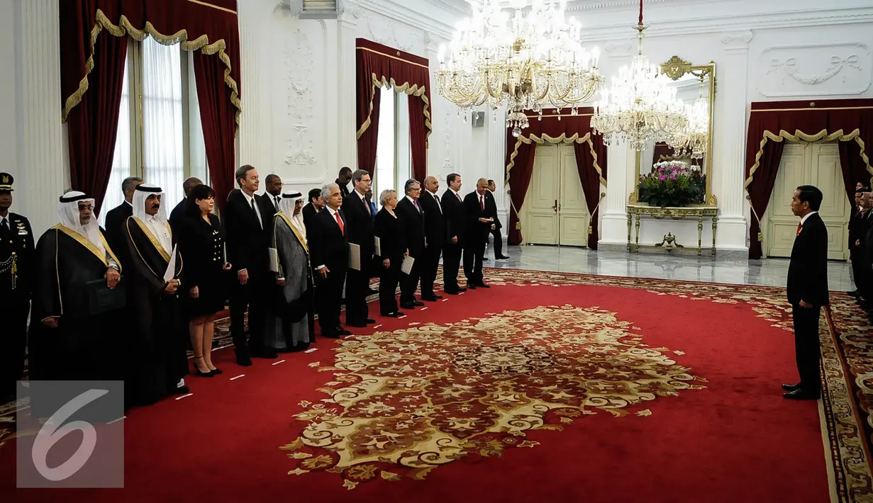 Presiden Joko Widodo saat menerima 18 dubes negara sahabat untuk Republik Indonesia di Istana Merdeka, Jakarta, Selasa (4/10). Jokowi menerima surat kepercayaan dari 18 duta besar negara sahabat. (Liputan6.com/Faizal Fanani)
