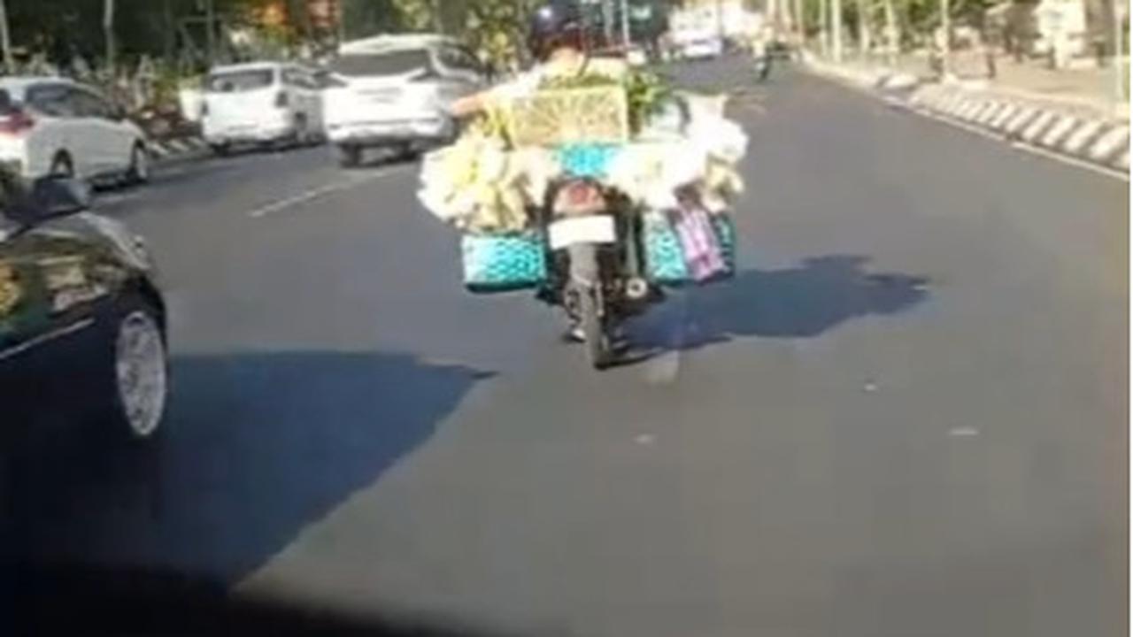 Keren Banget, Aksi Motor Pedagang Sayur Bantu Mobil Ambulans Buka Jalan Ini Banjir Pujian
